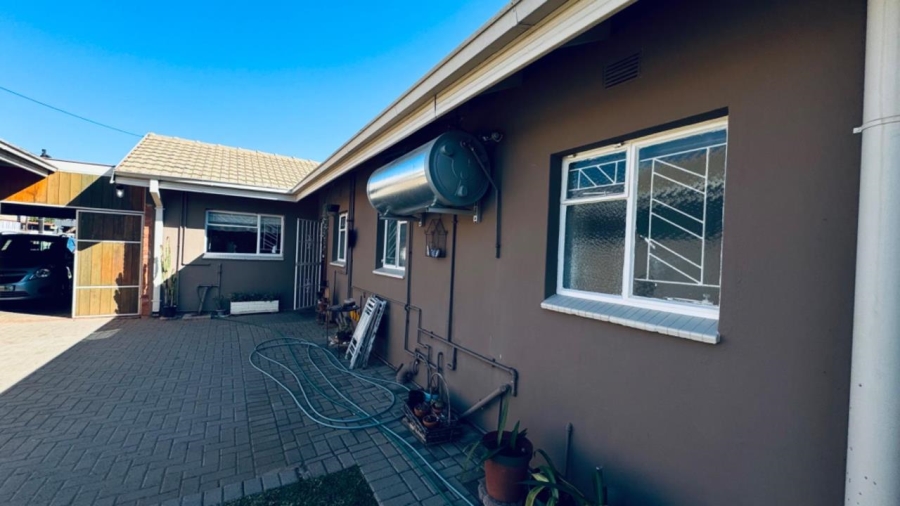 3 Bedroom Property for Sale in Rhodesdene Northern Cape